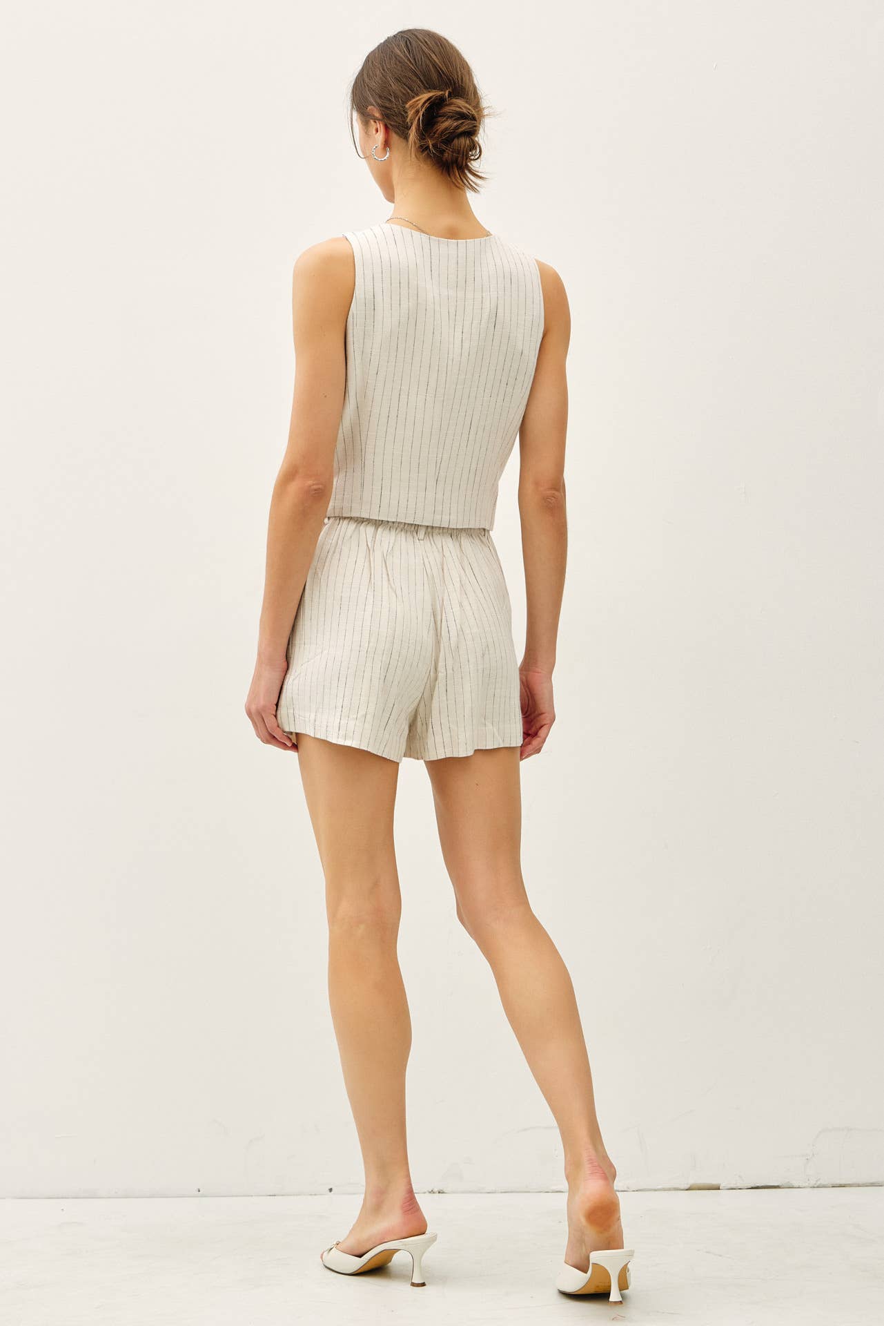 CLASSIC BUTTON DOWN LINEN VEST