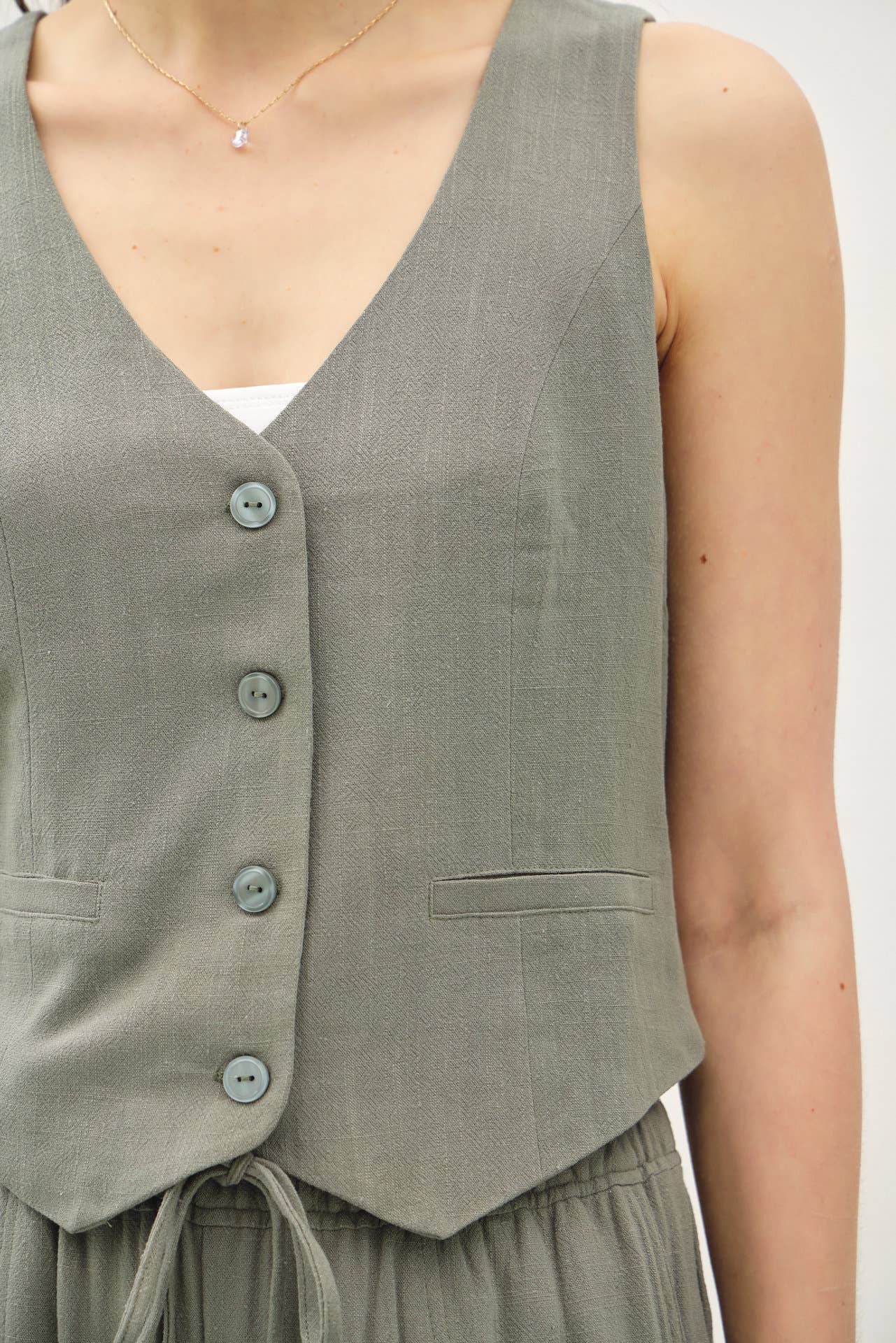 CLASSIC BUTTON DOWN LINEN VEST