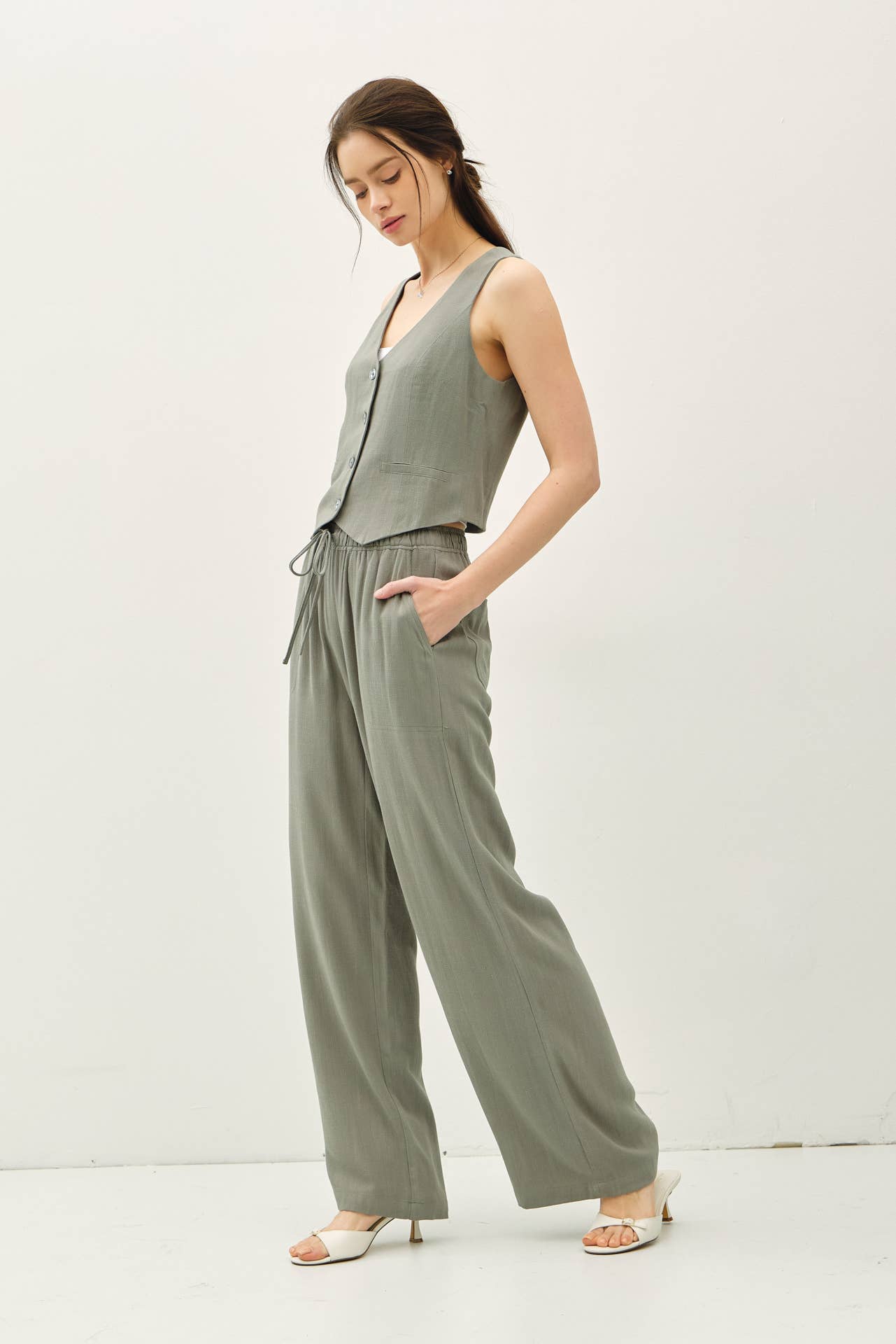 CLASSIC BUTTON DOWN LINEN VEST